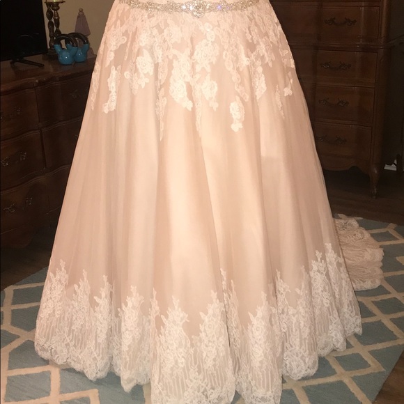 Wedding dress - new, never worn, see size chart - Picture 7 of 8